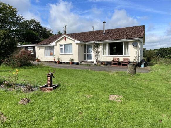 4 bed property, in Woodacott, £360,000