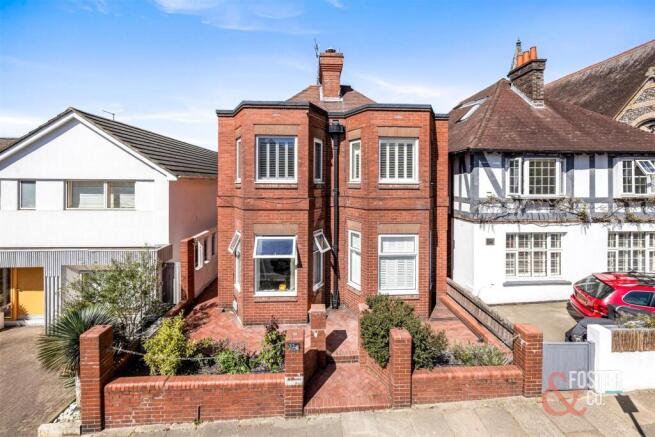3 bed property, in Montefiore Road, £460,000