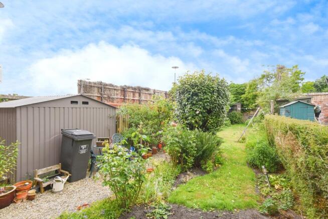 2 bed property, in Estcourt Crescent, £227,000