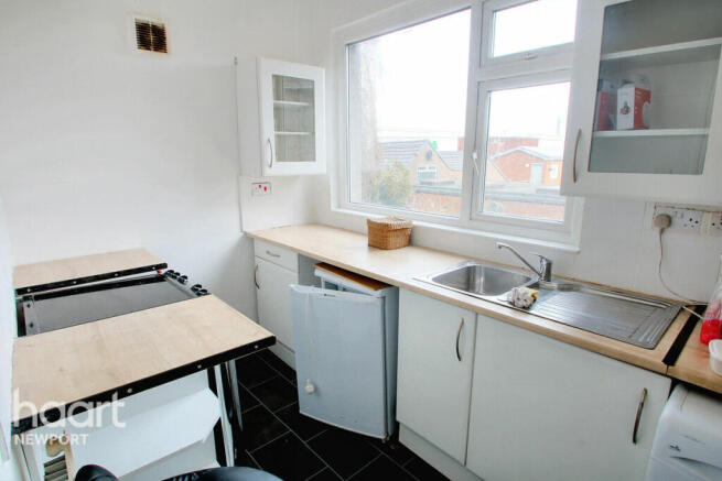 2 bed property, in Commercial Road, £75,000