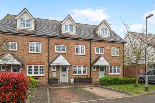 4 bed property, in Lakeside Avenue, £399,995