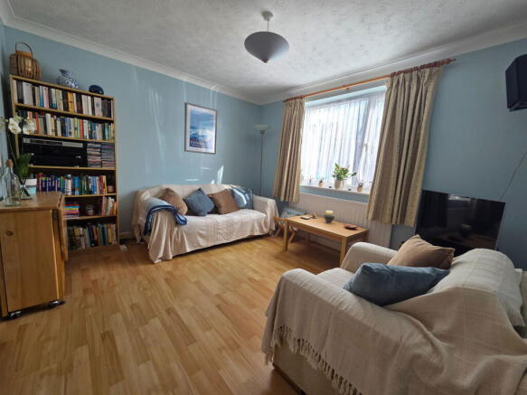 1 bed property, in School Lane, £180,000