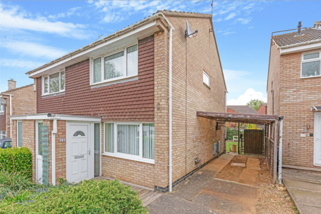 2 bed property, in Washington Court, £235,000