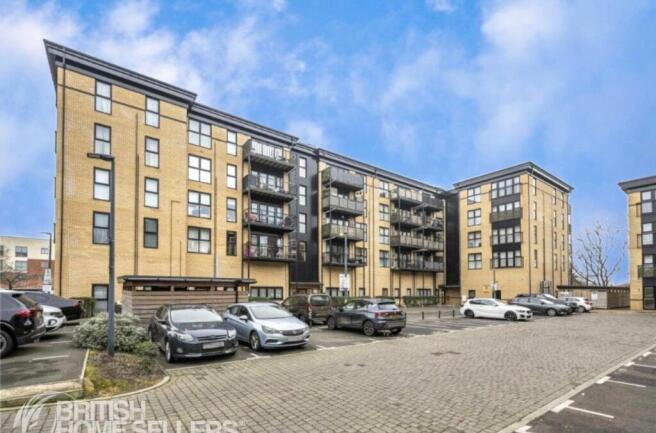2 bed property, in Giles Crescent, £260,000