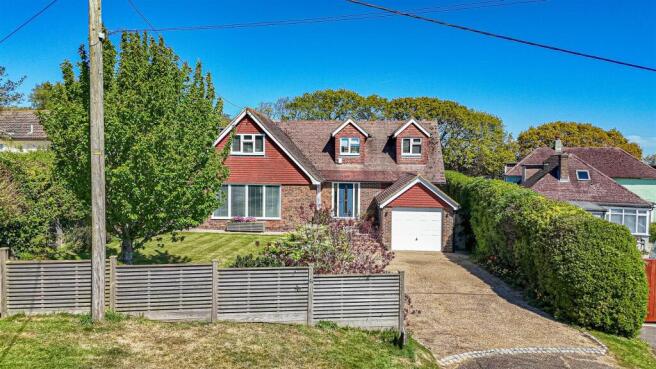 4 bed property, in Commanders Walk, £795,000