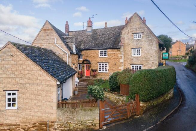3 bed property, in Arnhill Road, £550,000