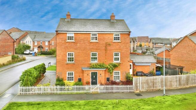 6 bed property, in Preseli Walk, £400,000