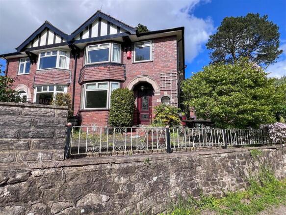 3 bed property, in Moss Hill, £275,000