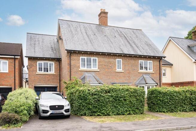 4 bed property, in Churchill Way, £725,000