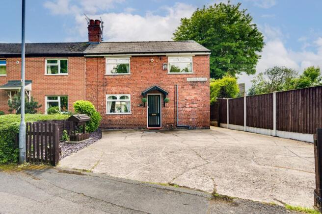2 bed property, in Kitfield Avenue, £170,000