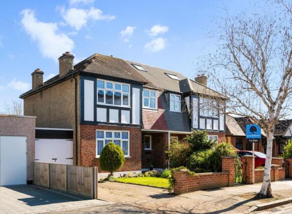 3 bed property, in Ashridge Way, £750,000