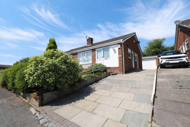 2 bed property, in Winchester Road, £220,000