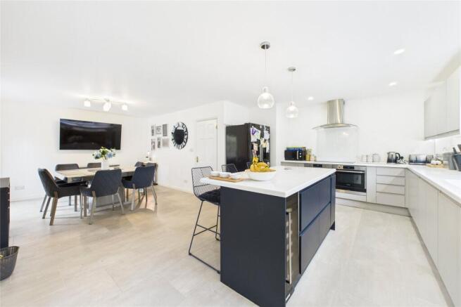 5 bed property, in Finchampstead, £1,200,000
