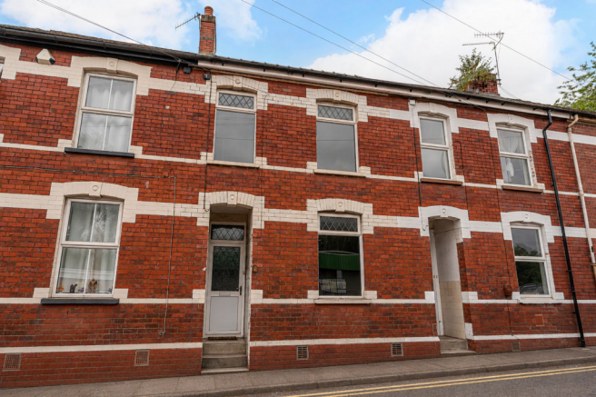 2 bed property, in George Street, £130,000