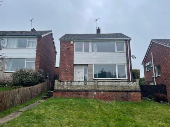 3 bed property, in Parkway, £140,000