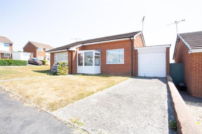 2 bed property, in Oak End Way, £210,000