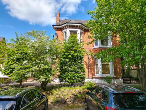 9 bed property, in Redcliffe Road, £800,000