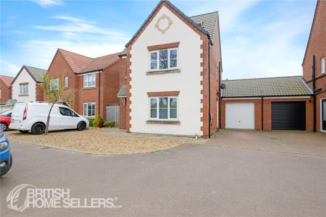 4 bed property, in Currie Close, £300,000