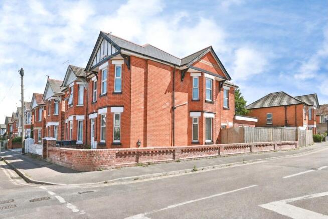 4 bed property, in Acland Road, £400,000