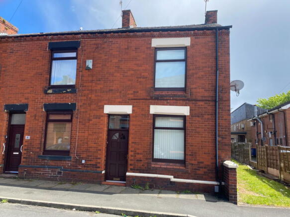 2 bed property, in 2 Butterworth Street, £120,000