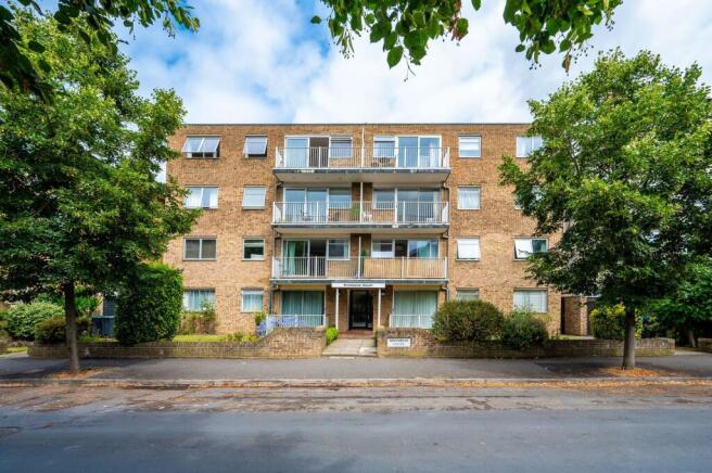 2 bed property, in Grove Road, £435,000