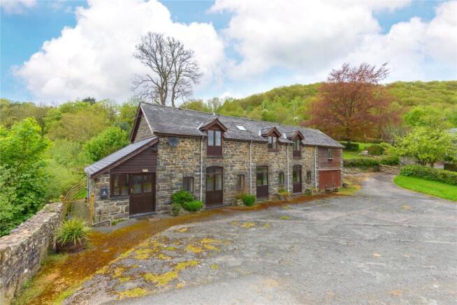 4 bed property, in Llawr-y-Glyn, £385,000