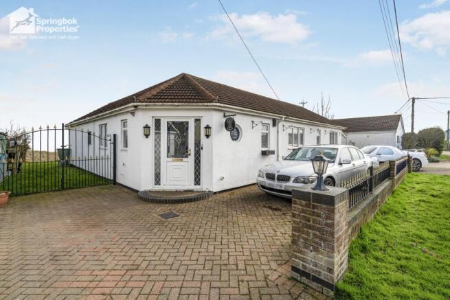 4 bed property, in Long Beach Estate Hemsby, £295,000