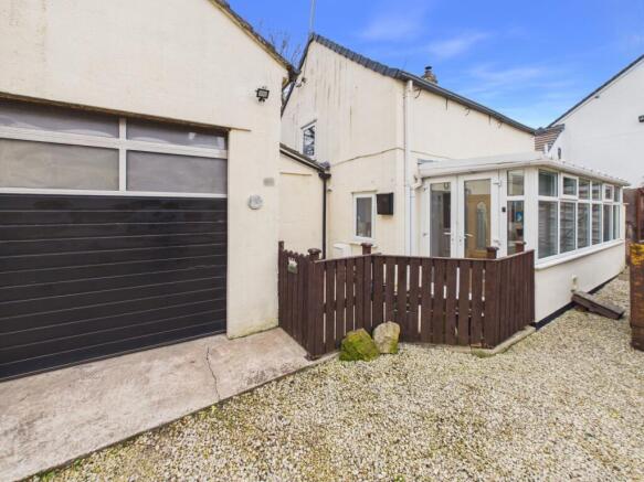2 bed property, in Low Common Methley, £220,000