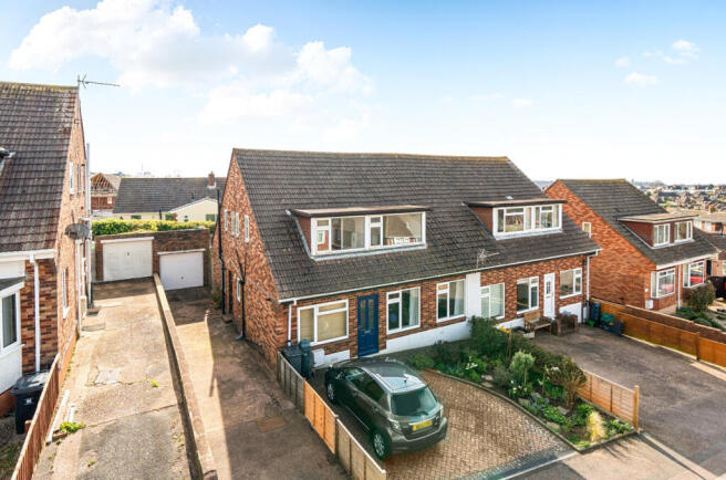 2 bed property, in Mount Pleasant Avenue, £190,000