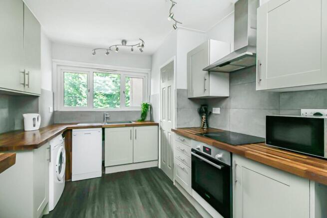 2 bed property, in Western Way, £180,000