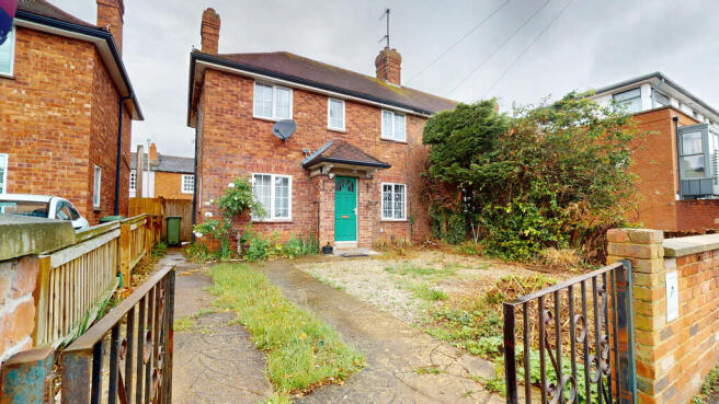 2 bed property, in St Pauls Street South, £250,000