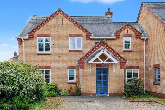 5 bed property, in Todenham Road, £642,000