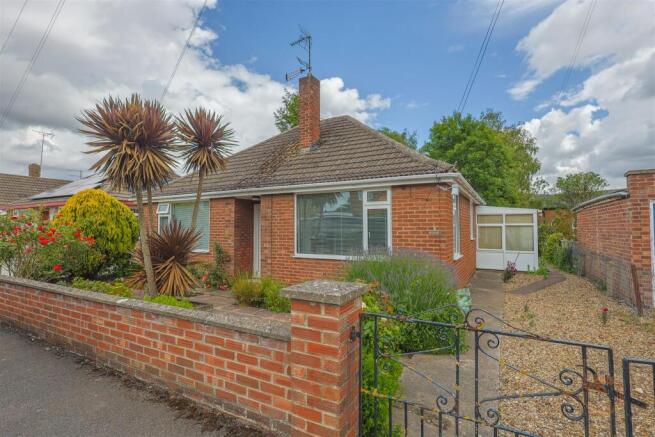 2 bed property, in Guildhall Drive, £189,950