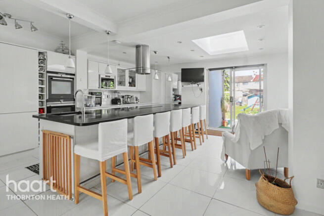 3 bed property, in Mayfield Crescent, £475,000