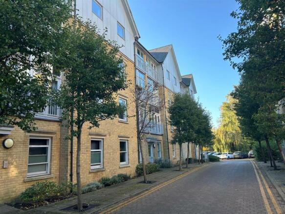 2 bed property, in St. Andrews Close, £220,000