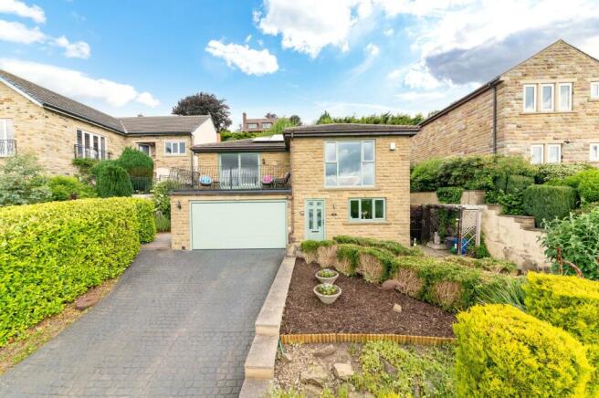 3 bed property, in Low Road, £495,000