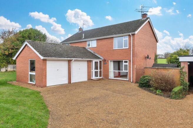 4 bed property, in Mole Hill, £525,000