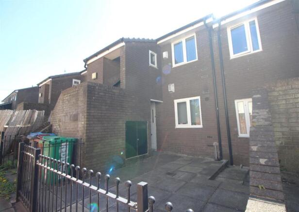2 bed property, in Redlynch Walk, £129,500
