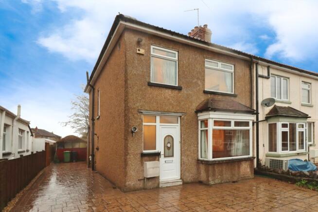3 bed property, in Croomes Hill, £350,000