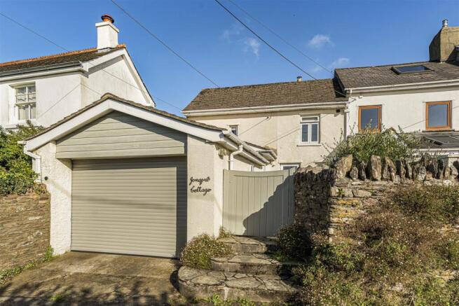 2 bed property, in Park Lane, £350,000