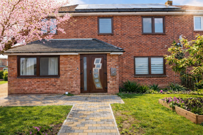 6 bed property, in Barry Road, £500,000