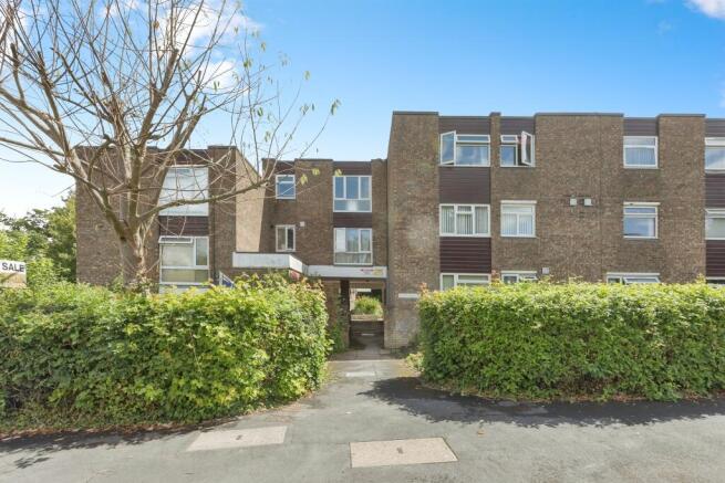 1 bed property, in Showfields Road, £150,000