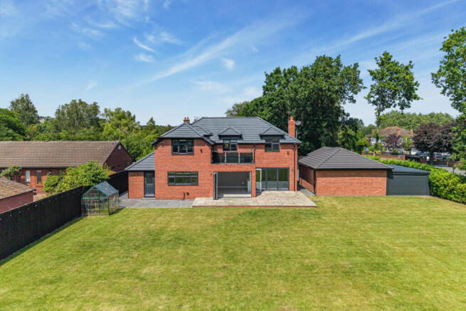 5 bed property, in Woodland Walk, £790,000