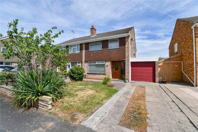 3 bed property, in Harfield Gardens, £220,000