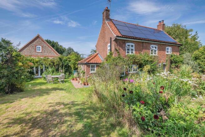 3 bed property, in Mill Common Road, £570,000
