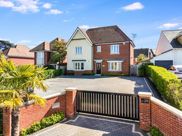 4 bed property, in Galleywood Road, £800,000