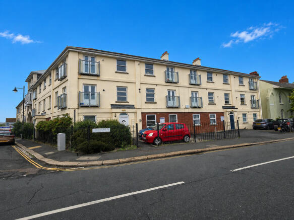 2 bed property, in Caroline Place, £145,000