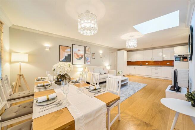 2 bed property, in Parkway, £580,000