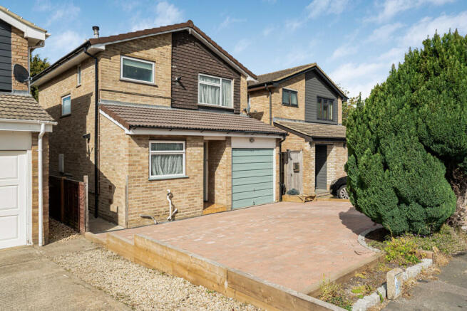 3 bed property, in Woodhill Drive, £350,000