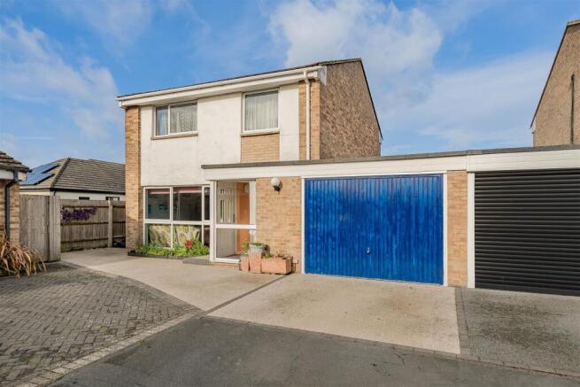 3 bed property, in Shelley Close, £450,000